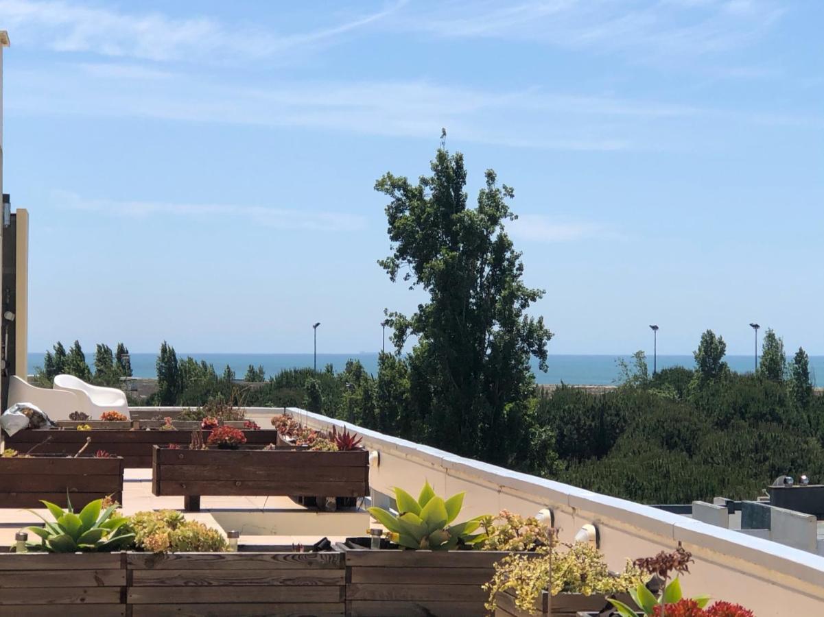 Beautiful Penthouse Apartment With Terrace - 4 Minute Walk To The Beach Troia Exterior foto